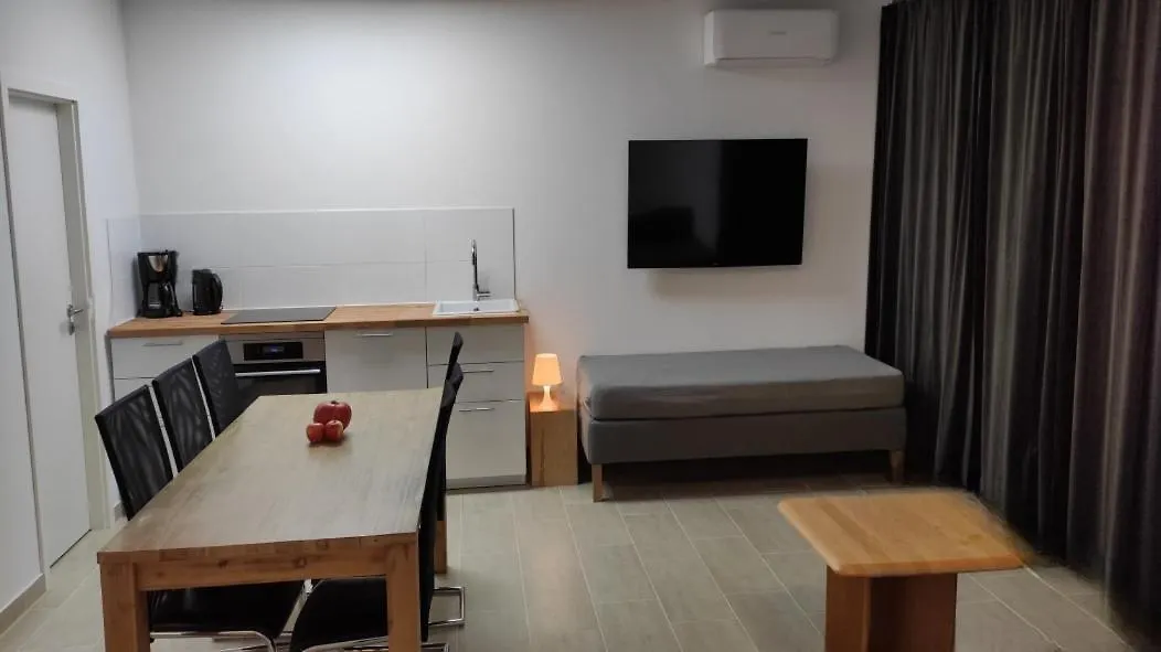 Eleonoras Ferienwohnung In Wuerzburg Stadt Mit Terrasse Und Eigenen Parkplaetzen Vor Der Tuer, Fuer Grosse Gruppen Bis Zu 13 Personen Geeignet Wurzburg