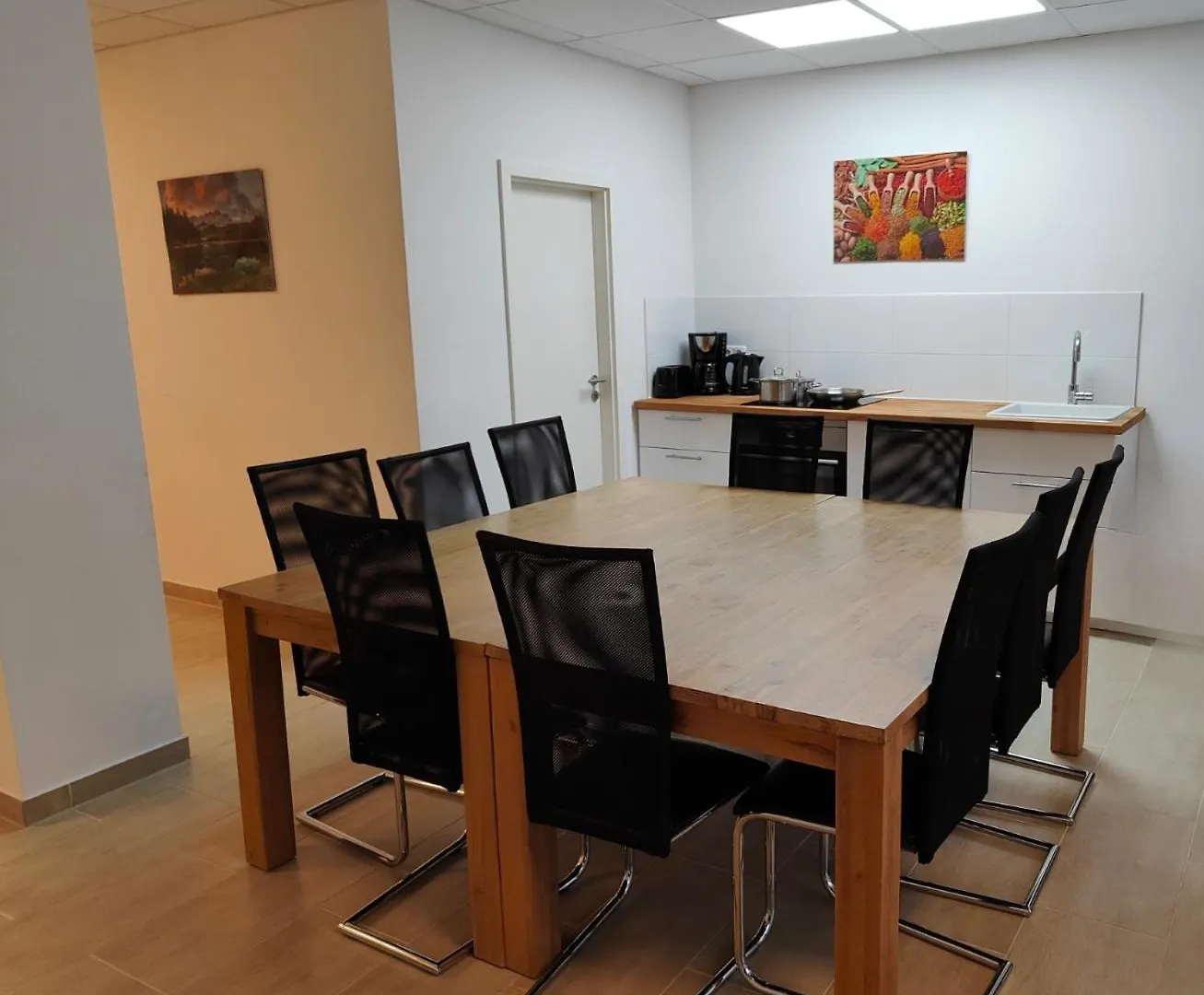 Eleonoras Ferienwohnung In Wuerzburg Stadt Mit Terrasse Und Eigenen Parkplaetzen Vor Der Tuer, Fuer Grosse Gruppen Bis Zu 13 Personen Geeignet Apartment Wurzburg
