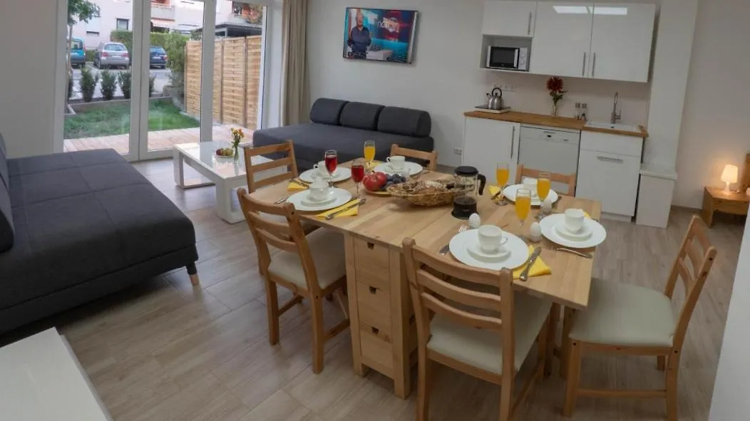 Eleonoras Ferienwohnung In Wuerzburg Stadt Mit Terrasse Und Eigenen Parkplaetzen Vor Der Tuer, Fuer Grosse Gruppen Bis Zu 13 Personen Geeignet 0*, 维尔茨堡