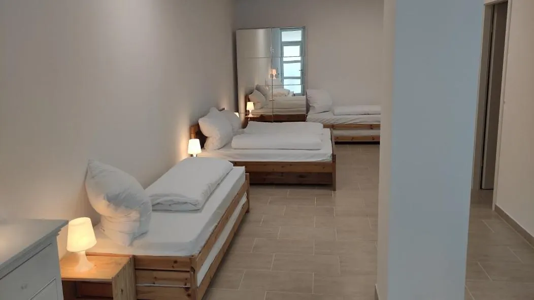 Eleonoras Ferienwohnung In Wuerzburg Stadt Mit Terrasse Und Eigenen Parkplaetzen Vor Der Tuer, Fuer Grosse Gruppen Bis Zu 13 Personen Geeignet 公寓